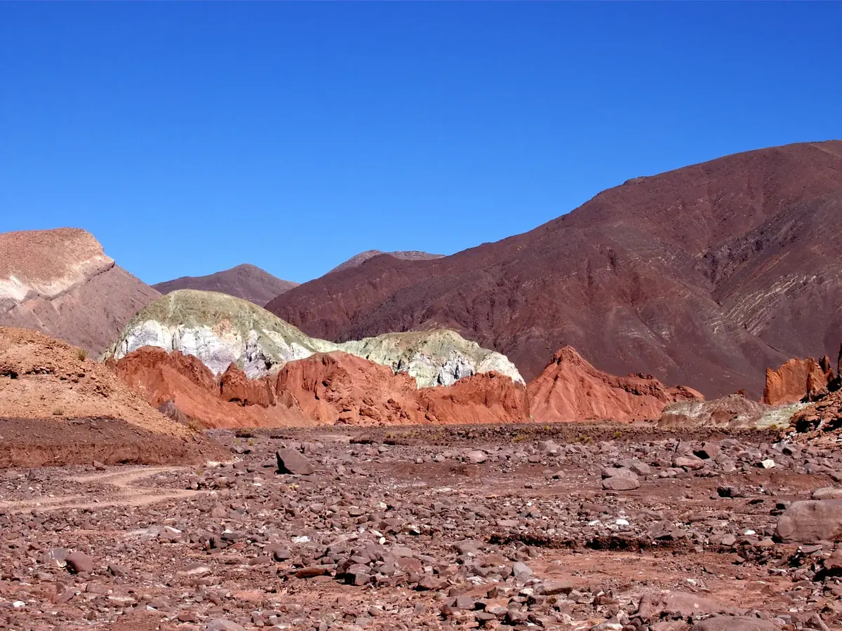 Cerros rojos, verdes y blancos del Valle del Arcoíris