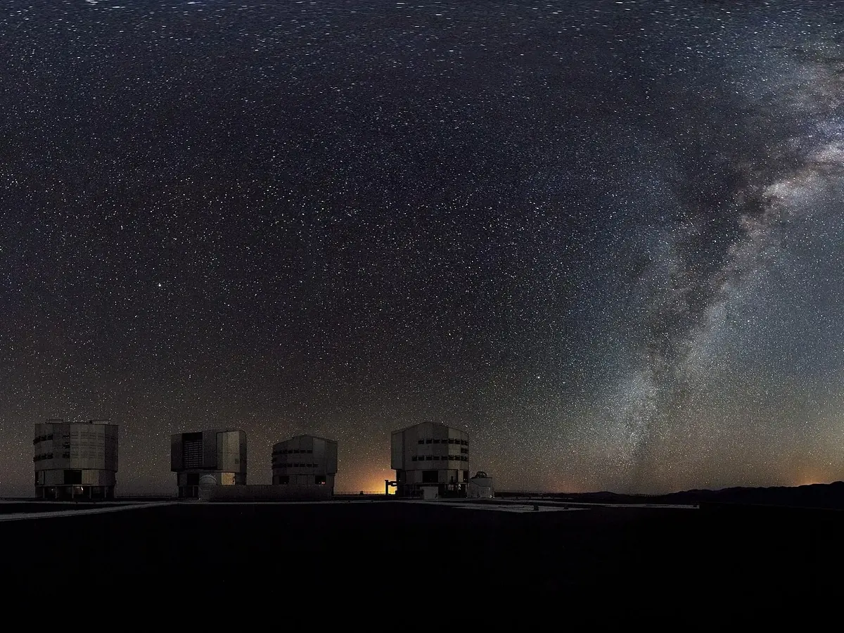 Vía Láctea sobre los telescopios del desierto de Atacama