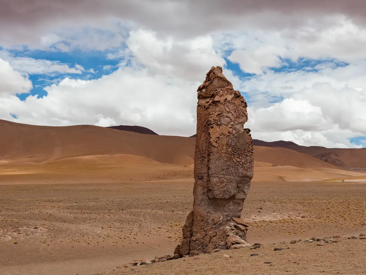 Monolito de los Monjes de la Pacana en el altiplano