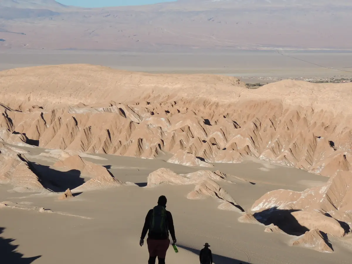 Persona bajando una duna en el Valle de la Muerte