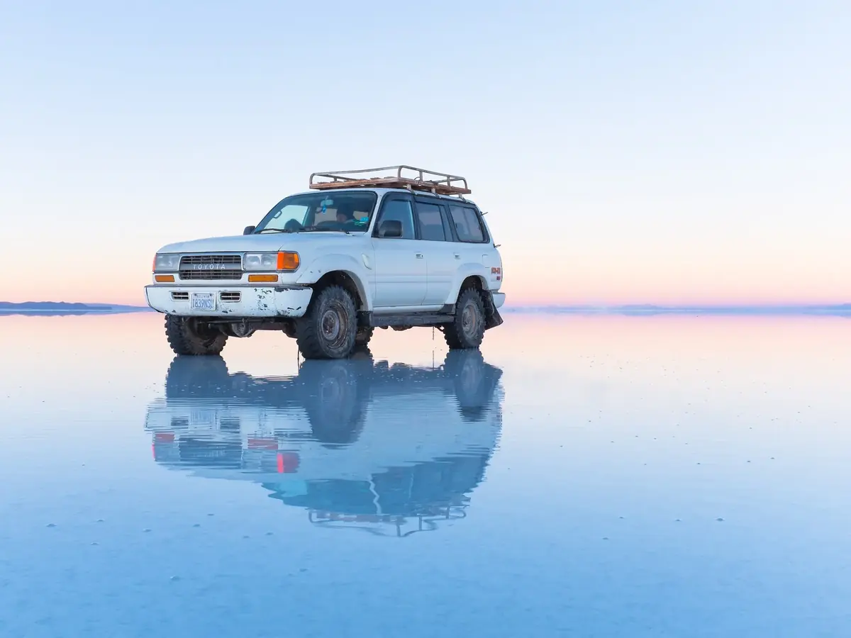 Camioneta 4x4 reflejada en el Salar de Uyuni