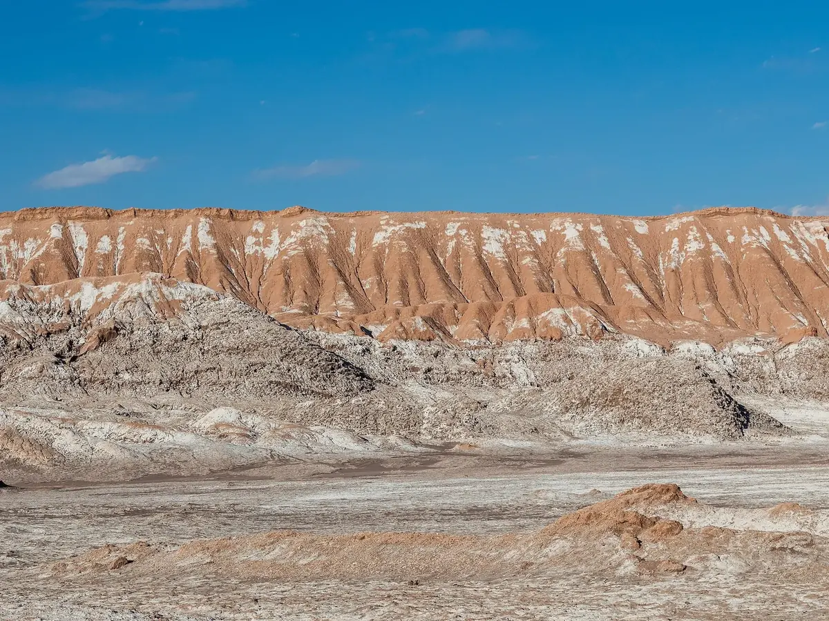 Anfiteatro de roca y sal en el Valle de la Luna